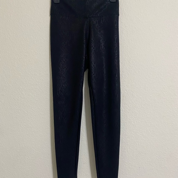 Express high rise black snake skin print leggins pants  size xs - Picture 2 of 6
